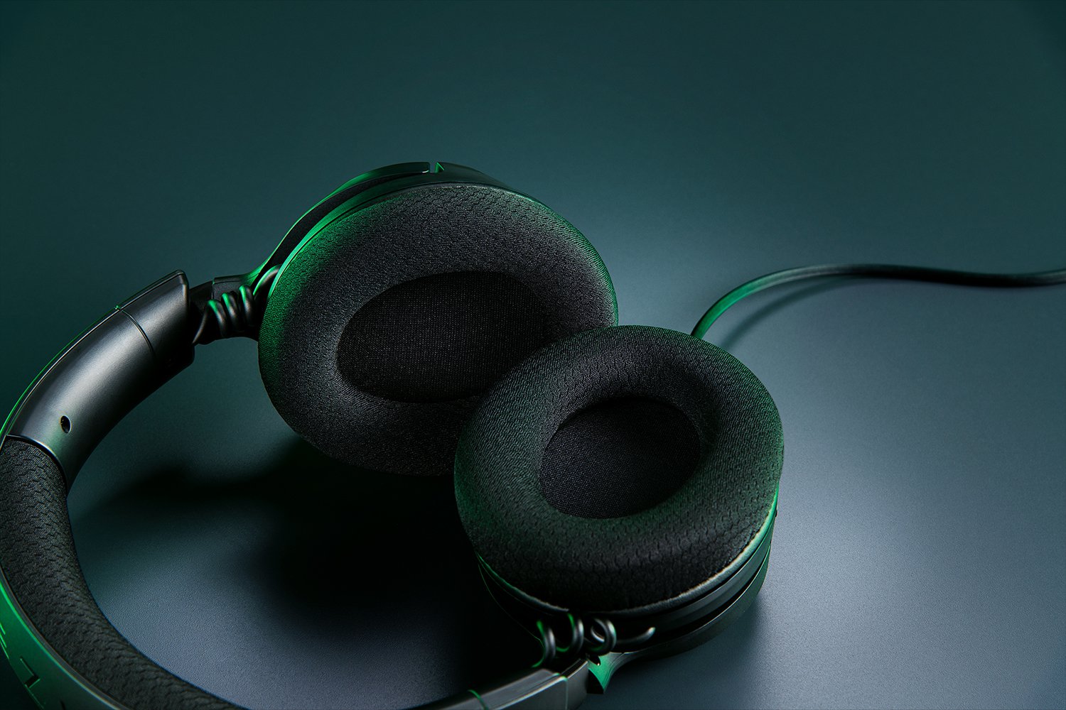 Razer Kraken V4 X с поворотными чашками наушников и 40мм излучателями Razer™ TriForce