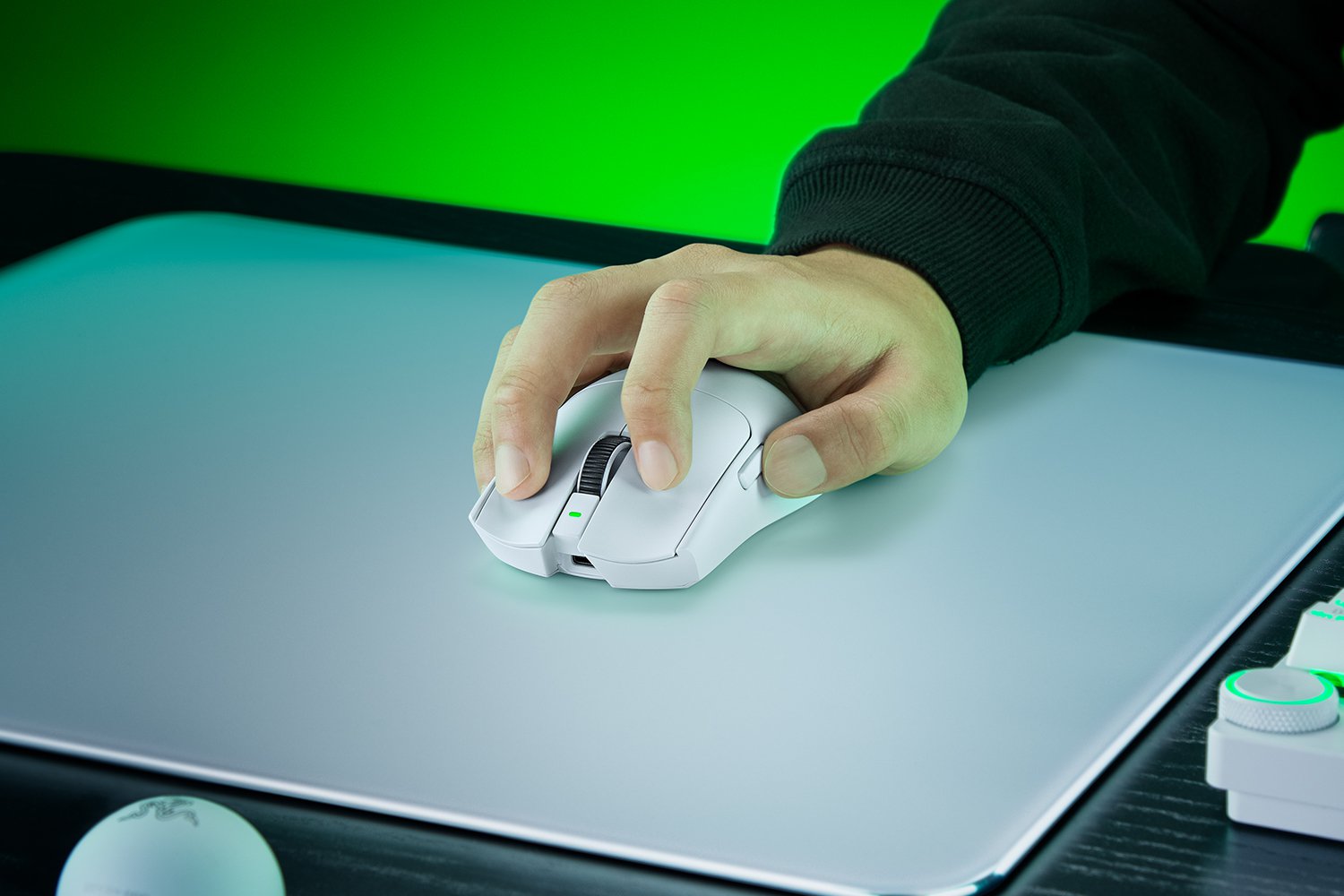 Купить Razer Viper V4 Pro белый [RZ01-05630200-R3G1] в интернет