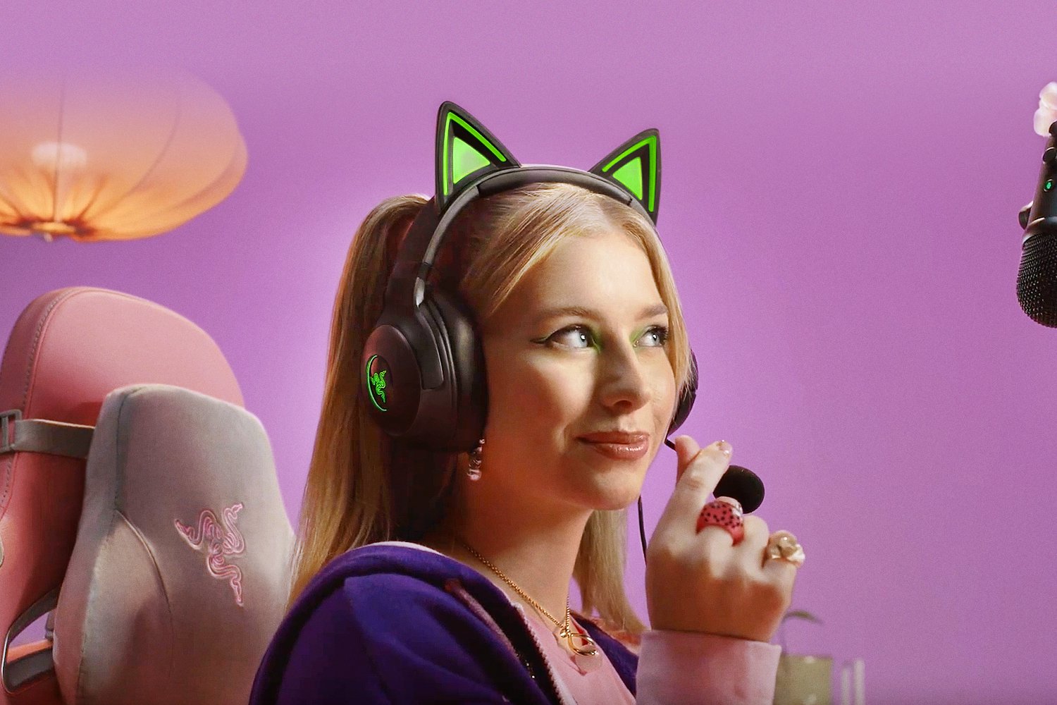 USB-гарнитура Razer Kraken Kitty V2 с настраиваемой и реагирующей на стрим подсветкой ушек и чашек наушников 